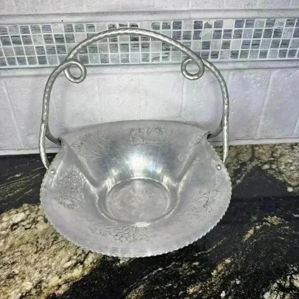 Vintage Cromwell Hand Wrought Hammered Aluminum Basket W/fruit Designs&Handle! - Picture 9 of 16
